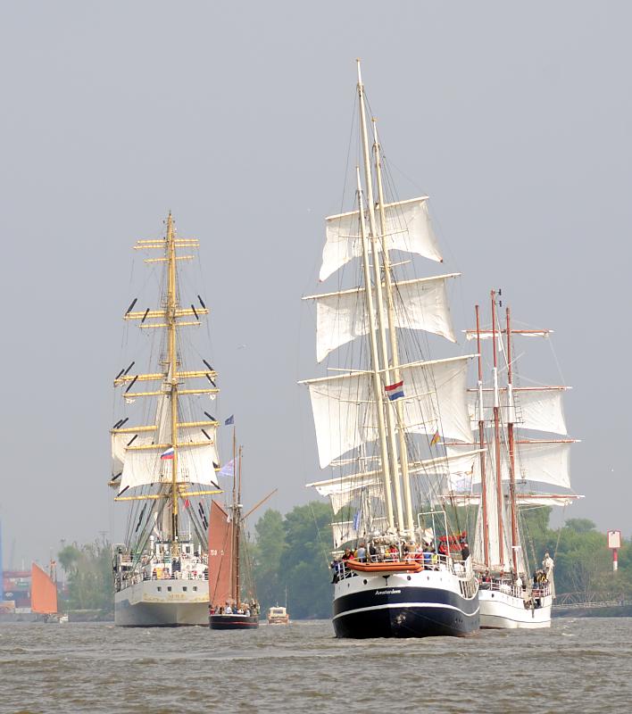 2200_7585 Einlaufparade mit Traditionsseglern zum Hafengeburtstag Hamburg. | Hafengeburtstag Hamburg - groesstes Hafenfest der Welt
